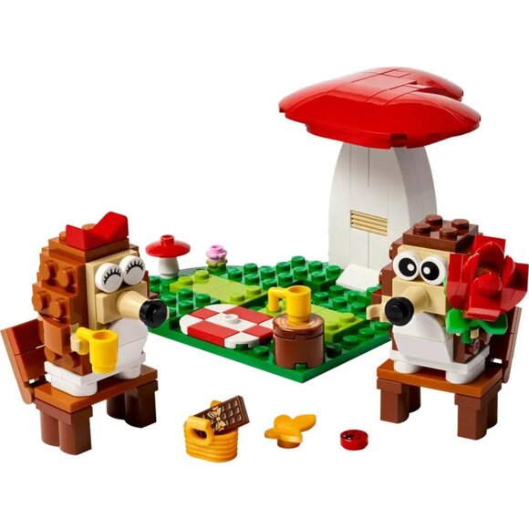 Lego Hedgehog Picnic Date Love Building Toy Set 40711 Ages 8+ 166 Pieces - Picture 1 of 7